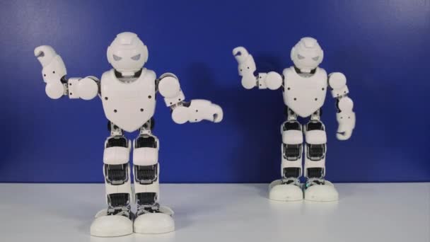 Humanoide Roboterspielzeuge bewegen sich gleichzeitig tanzend — Stockvideo