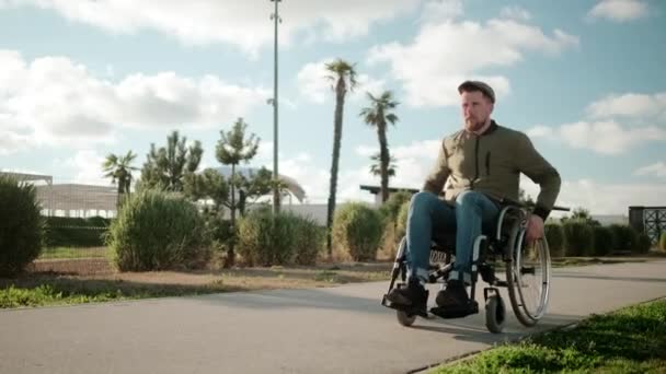 Solitaire handicapé en promenade dans la rue — Video