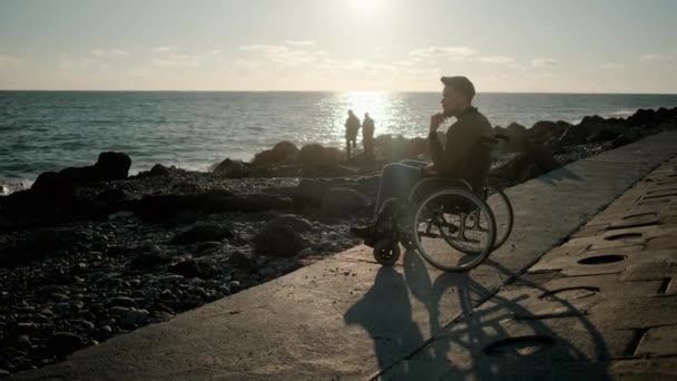 Doordachte gehandicapte man in de buurt van de zee — Stockvideo