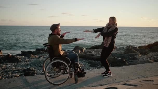 Happy dance of the girl and her disable boyfriend — Stock Video