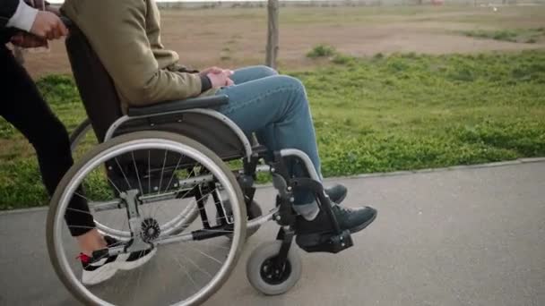 Lopen met gehandicapte man — Stockvideo