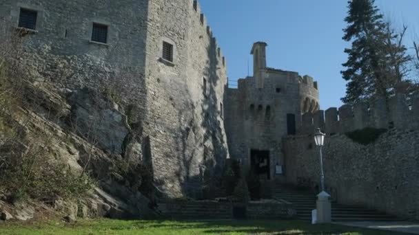 Starověká pevnost Guaita vchodu se starým pouličním světlem — Stock video