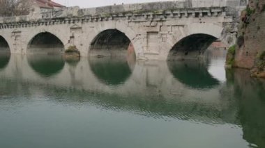 Tiberius 'un kemerleri sakin nehire yansıyor