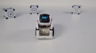 Oyuncak robot kameraya bakıyor.