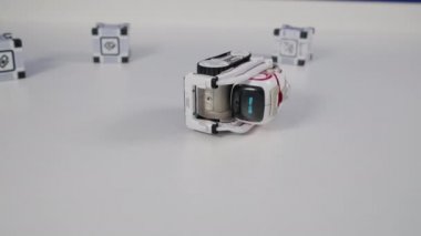 Şirin küçük robot iş başında