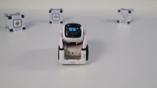 Speelgoedrobot op zoek naar de camera — Stockvideo