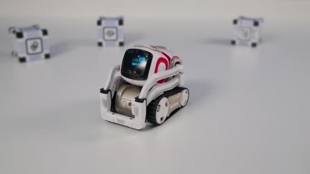 Szép és érzelmes játék robot — Stock videók