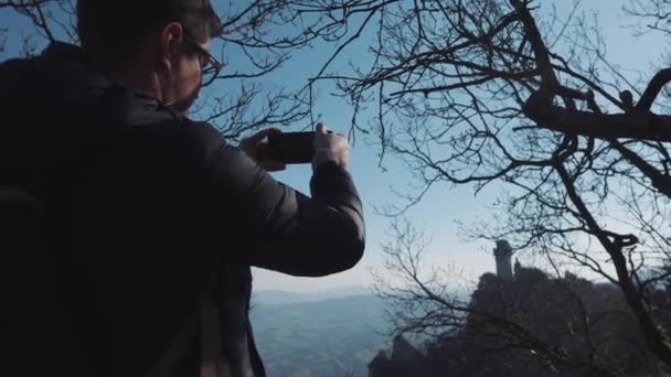 Silueta turística hace foto del edificio antiguo — Vídeo de stock