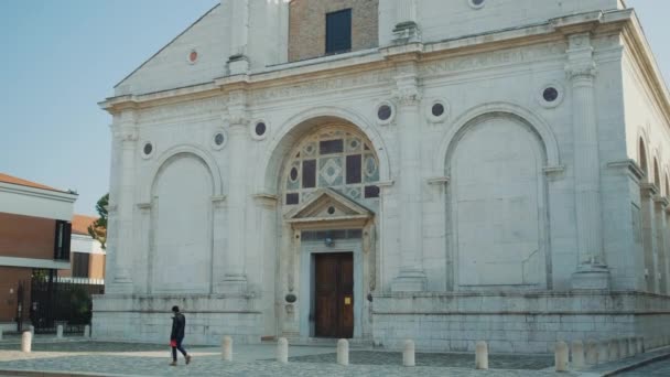 Edifício antigo de Tempio Malatestiano iluminado pelo sol — Vídeo de Stock