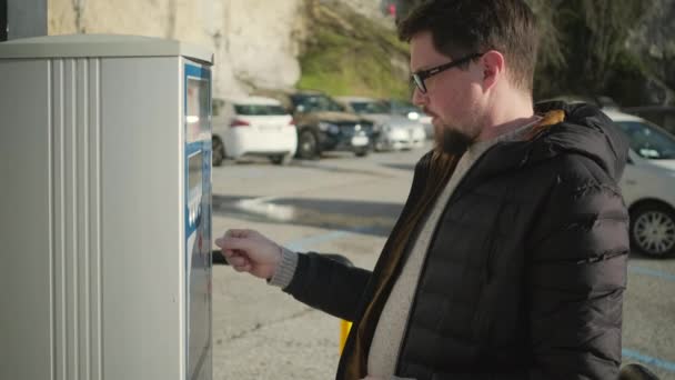 Joven en gafas paga estacionamiento en metro — Vídeos de Stock