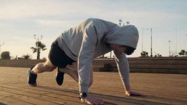 Sıkı çalışan kalas egzersizi.