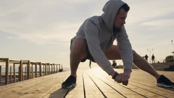 Trening z wewnętrznym ćwiczeniem rozciągania uda — Wideo stockowe