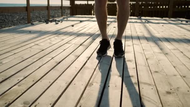 Corda a saltar ao pôr-do-sol. Homem fazendo exercício cardio — Vídeo de Stock