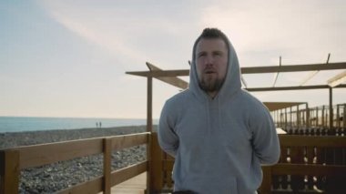 Antrenmandan önce ısınmak için esneme egzersizi.