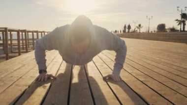 Akşam antrenmanında şınav çekiyorum.