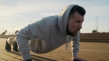 Akşamları şınav çekmeyi bile zor bitiriyor.