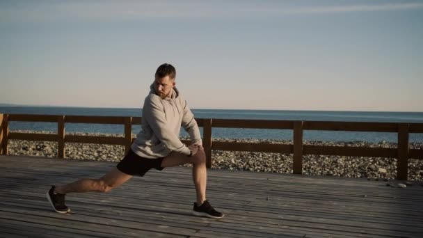 Stretch motion som början av kvällen träning — Stockvideo