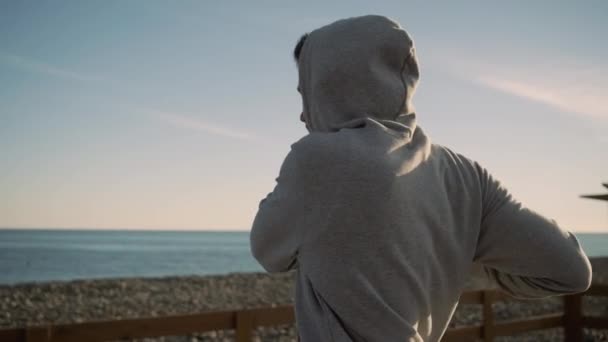 Hombre ejercitando en el entrenamiento de la noche al aire libre — Vídeos de Stock