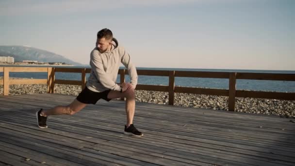 Упражнения на растяжку ног — стоковое видео