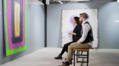 Ses rehberli iki sanat galerisi ziyaretçisi