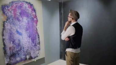 Modern tarz sanat eserlerine bakan adam.