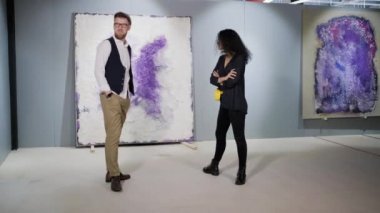 Resim galerisinde sanat eleştirmenleri