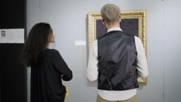 Falando sobre o conceito de arte moderna na galeria — Vídeo de Stock