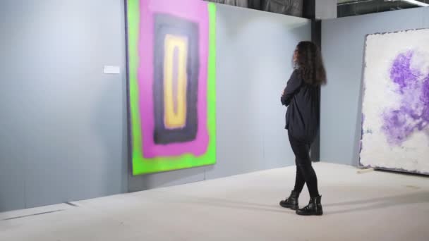 Mulher olhando para a pintura na galeria de arte — Vídeo de Stock