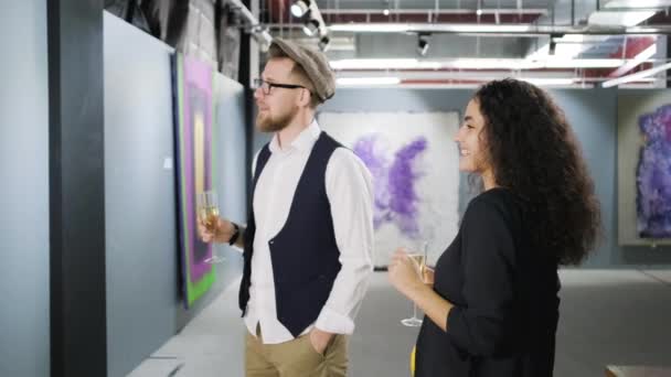 Mensen die meningen delen in de kunstgalerij — Stockvideo