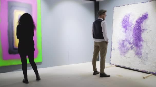 Moderne kunst trekt ze aan — Stockvideo