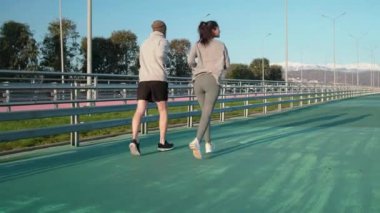 Her gün birlikte koşuyorlar.