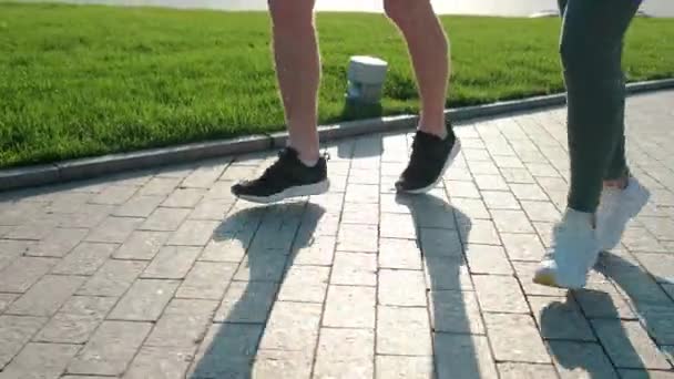 Füße Blick auf laufende Menschen — Stockvideo
