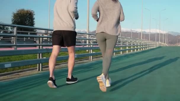Бег трусцой как часть повседневной рутины, чтобы поддерживать форму и здоровье — стоковое видео