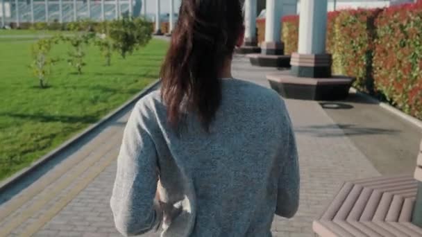 女孩在城里慢跑 — 图库视频影像