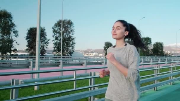 Fille active et en bonne santé jogging en plein air — Video