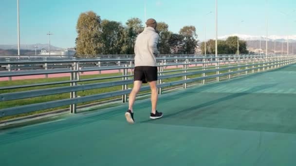 Een man die elke dag jogt. Fit en gezond houden — Stockvideo