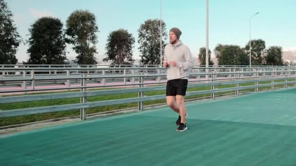 Le jogging est sa routine quotidienne — Video