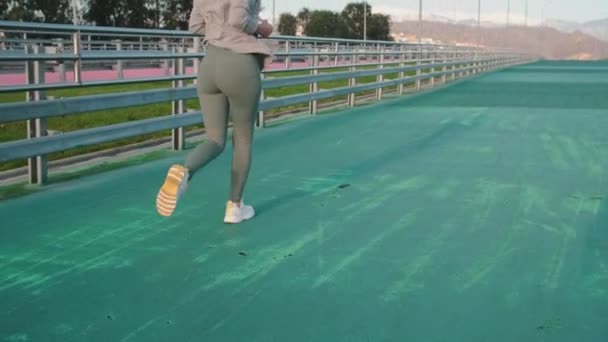 Девушка на пробежке. Поддержание физической формы и здоровья — стоковое видео