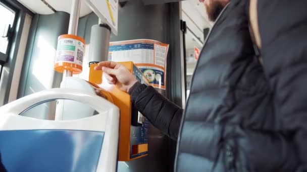 Betalar för resan i bussen — Stockvideo