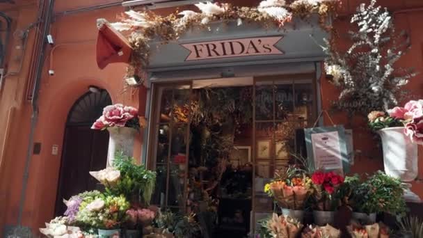 Schöner blumenladen in der straße von bologna, italien — Stockvideo