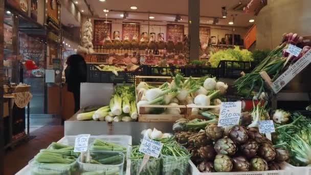 Tienda de comestibles tradicional en Bolonia, Italia — Vídeos de Stock