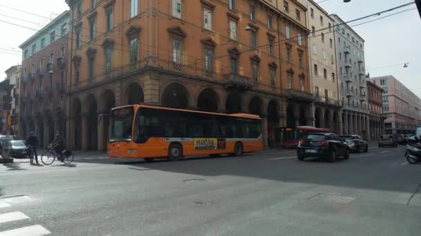 Bologna utca autós közlekedéssel és régi porticoed házakkal, Olaszország — Stock videók
