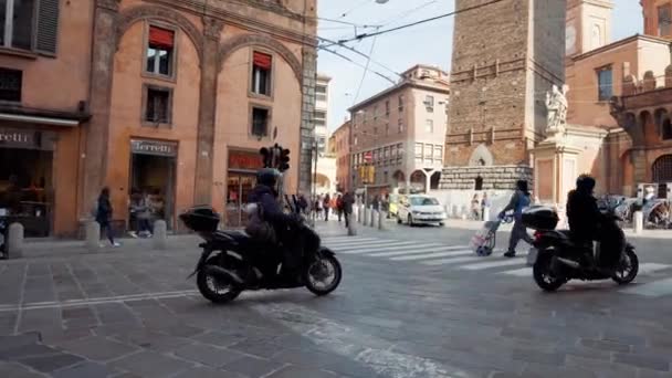 Drukke straat van Bologna bij Two Towers, Italië — Stockvideo