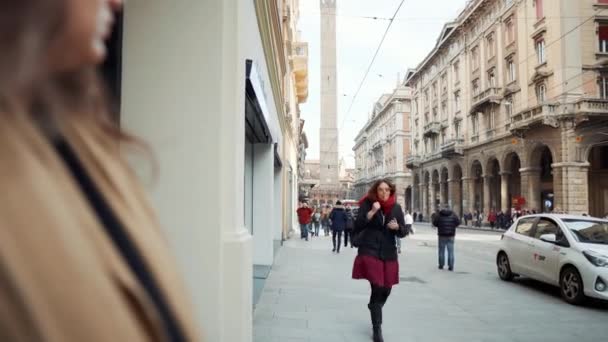 Drukke Via Rizzoli straat in de winter Bologna, Italië — Stockvideo