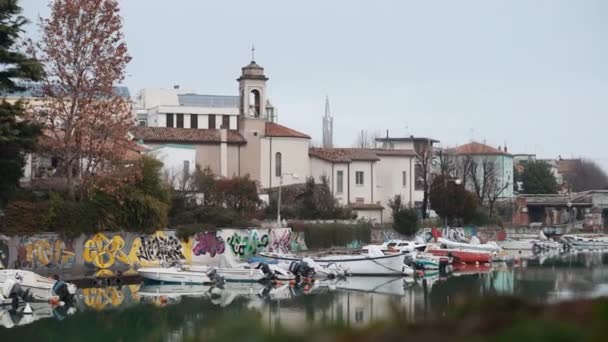 Katolikus templom és kikötő csónakokkal Riminiben, Olaszországban — Stock videók