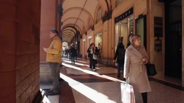 Mensen in de hoofdstraat Via dellindipendenza. Bologna, Italië — Stockvideo