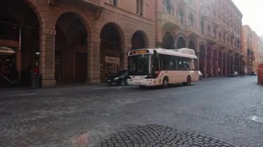 İtalya 'daki eski binalarla Bologna sokak manzarası