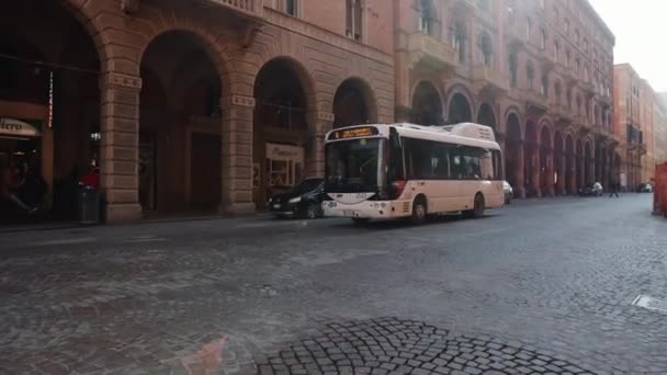 Bolonia vista a la calle con edificios antiguos, Italia — Vídeos de Stock