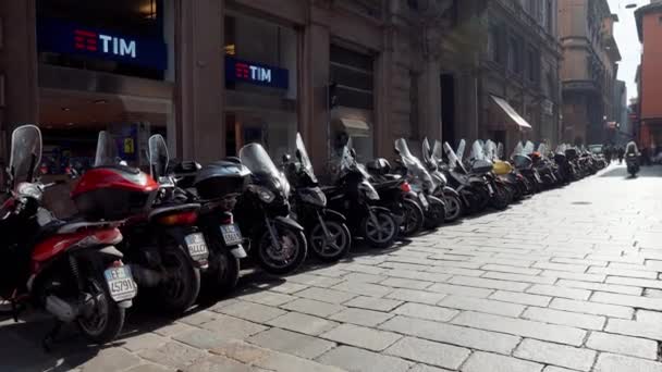 이탈리아 볼로냐 거리에 있는 오토바이 주차장 — 비디오
