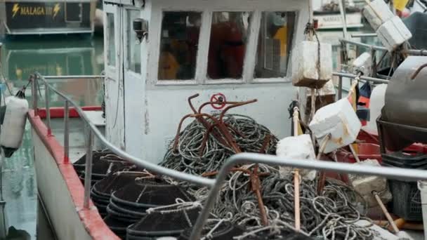 Aangemeerde vissersboot in de haven van Rimini, Italië — Stockvideo